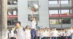 一边向考生加油鼓